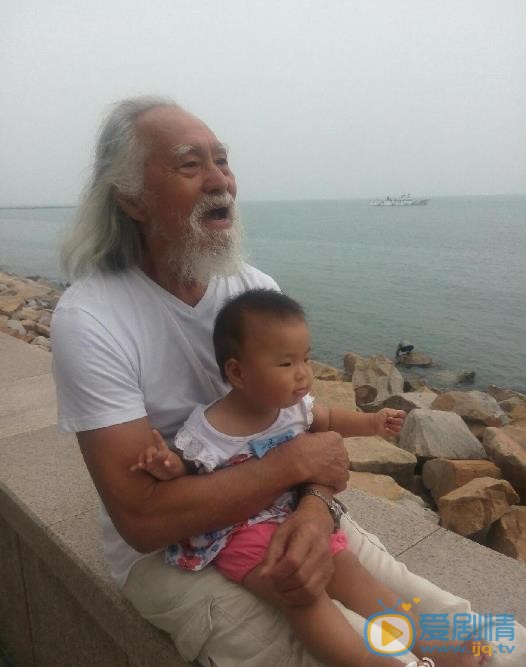 王德顺祖孙合照 王德顺高清写真_王德顺高清剧照