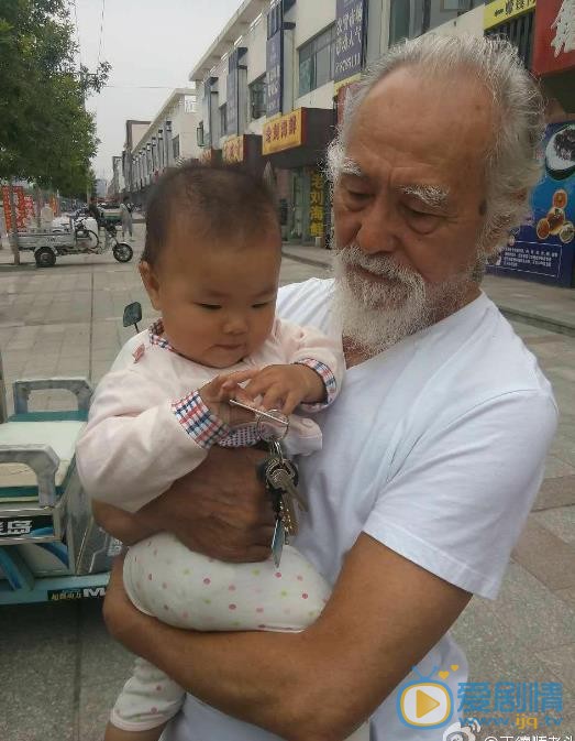 王德顺祖孙合照 王德顺高清写真_王德顺高清剧照
