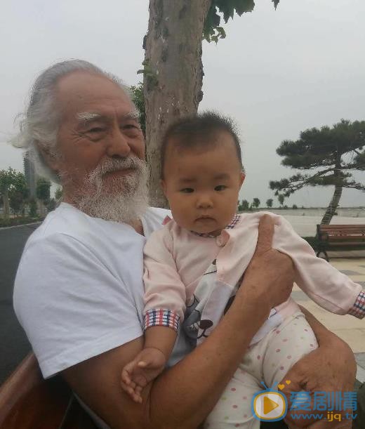 王德顺祖孙合照 王德顺高清写真_王德顺高清剧照