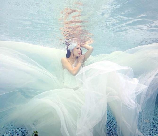杨亭水中写真 杨亭高清写真_杨亭高清剧照