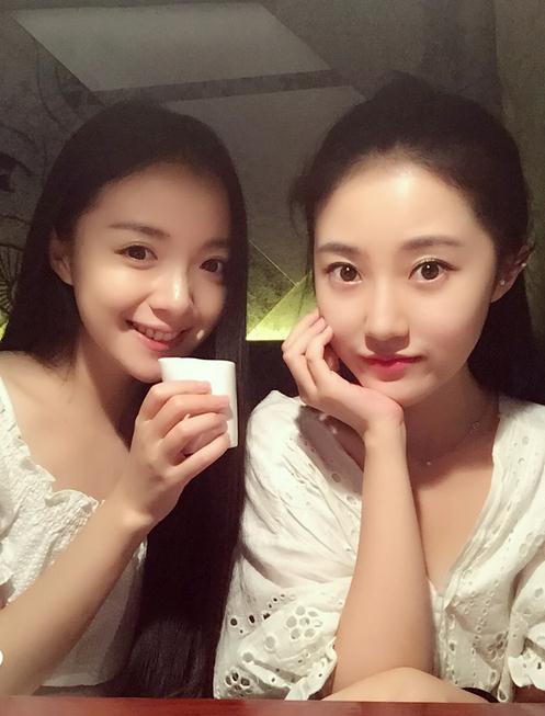 董昕赟与人合照 董昕赟高清写真_董昕赟高清剧照