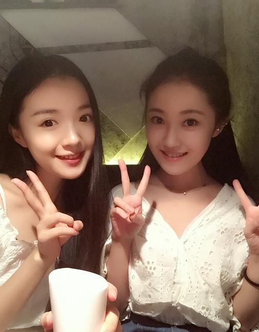 董昕赟与人合照 董昕赟高清写真_董昕赟高清剧照