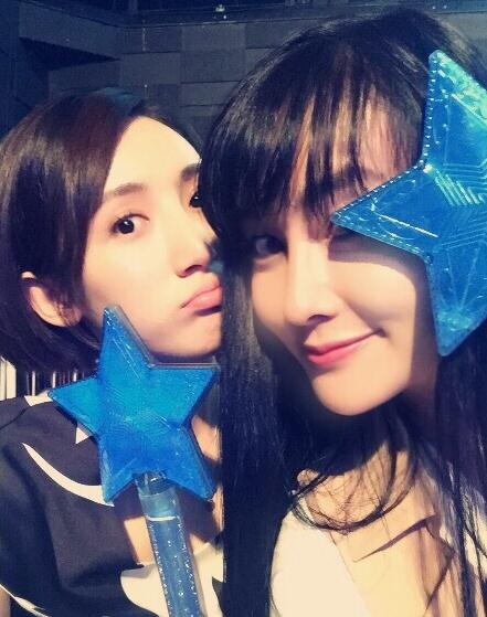 胡雯月与人合照 胡雯月高清写真_胡雯月高清剧照