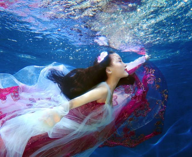 罗秋韵水中写真 罗秋韵高清写真_罗秋韵高清剧照