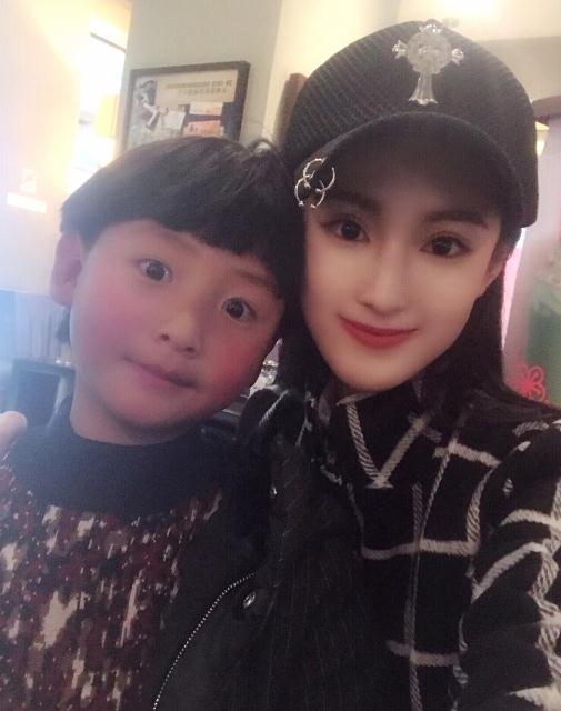 黄诗佳与人合照 黄诗佳高清写真_黄诗佳高清剧照