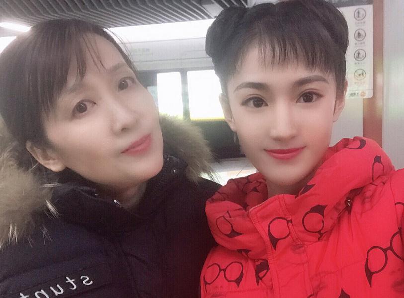 黄诗佳与人合照 黄诗佳高清写真_黄诗佳高清剧照