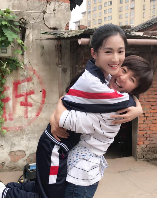 黄诗佳与人合照 黄诗佳高清写真_黄诗佳高清剧照