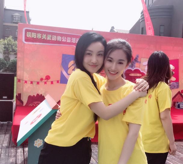 黄诗佳与人合照 黄诗佳高清写真_黄诗佳高清剧照