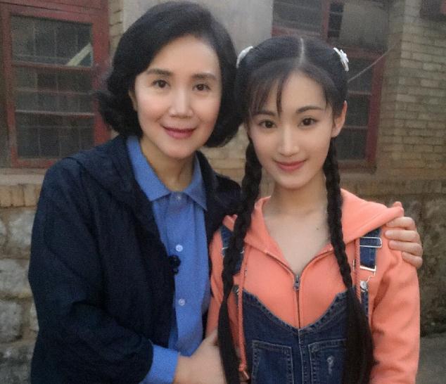 黄诗佳与人合照 黄诗佳高清写真_黄诗佳高清剧照