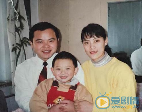 黄子韬小时候和父母合照