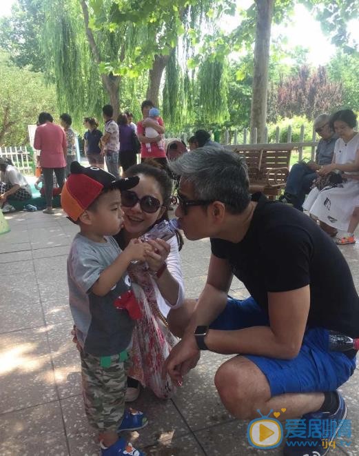 杨若兮全家福 杨若兮高清写真_杨若兮高清剧照