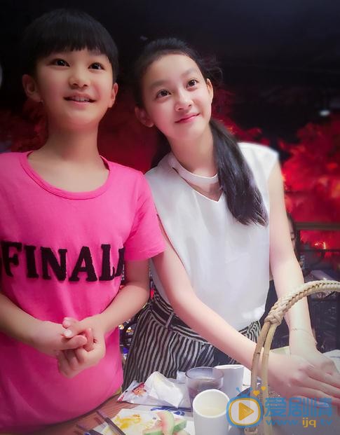 汤甄与人合照 汤甄高清写真_汤甄高清剧照