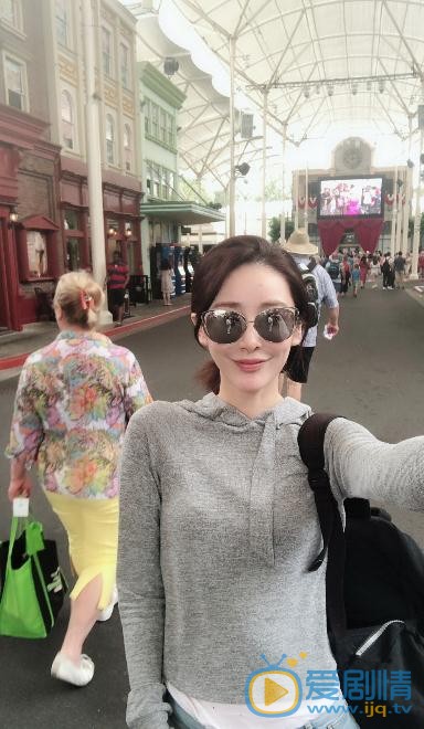 周扬与人合照 周扬高清写真_周扬高清剧照