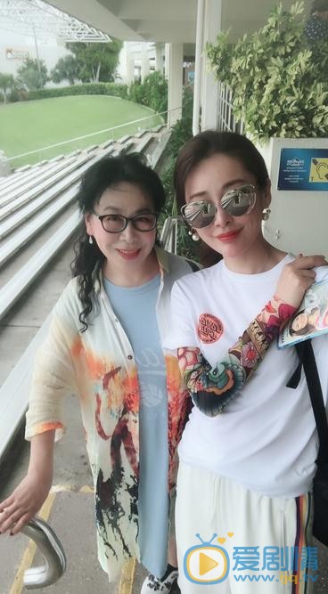周扬与人合照 周扬高清写真_周扬高清剧照