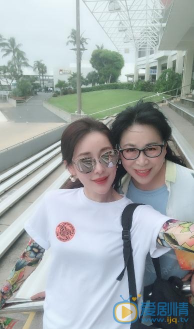周扬与人合照 周扬高清写真_周扬高清剧照