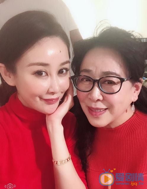 周扬与人合照 周扬高清写真_周扬高清剧照