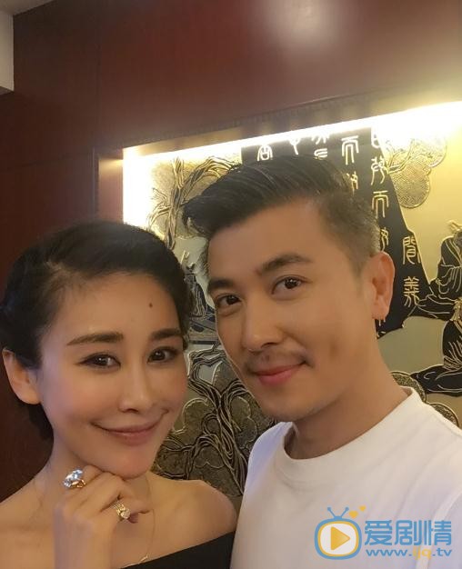 周扬与人合照 周扬高清写真_周扬高清剧照