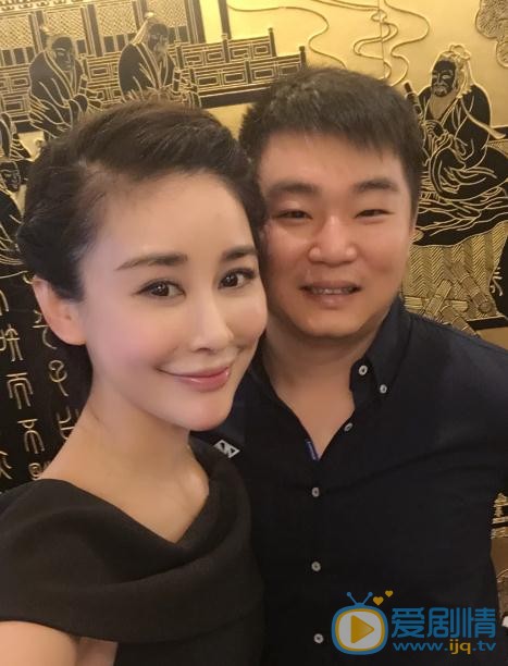 周扬与人合照 周扬高清写真_周扬高清剧照