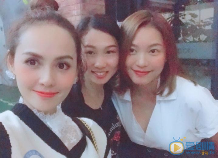 王奕心与人合照 王奕心高清写真_王奕心高清剧照