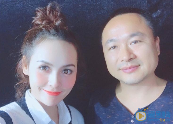 王奕心与人合照 王奕心高清写真_王奕心高清剧照