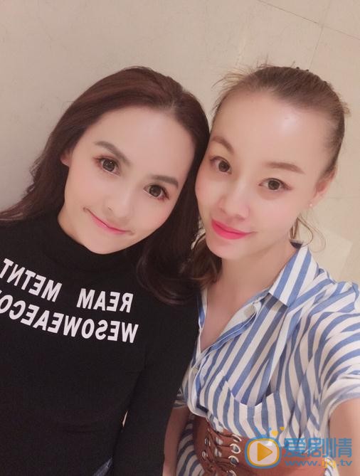 王奕心与人合照 王奕心高清写真_王奕心高清剧照