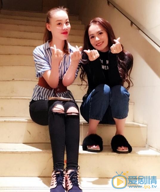 王奕心与人合照 王奕心高清写真_王奕心高清剧照