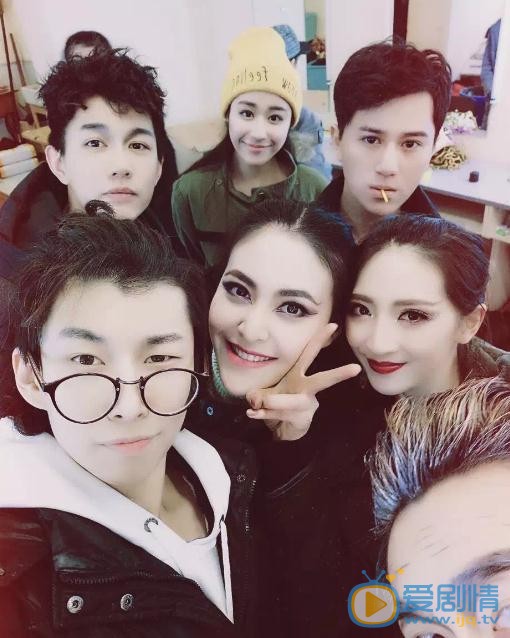 华雯与人合照 华雯高清写真_华雯高清剧照
