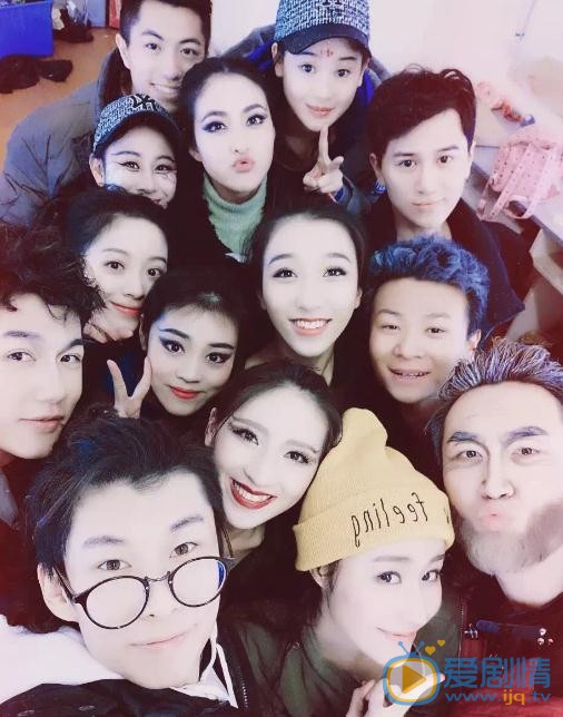 华雯与人合照 华雯高清写真_华雯高清剧照