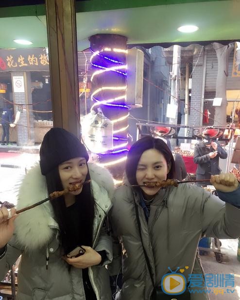 张润与人合照 张润高清写真_张润高清剧照