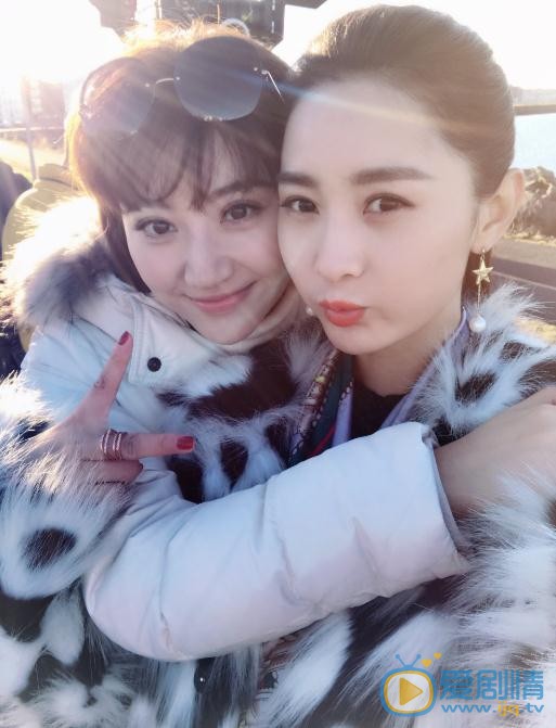 张维娜与人合照 张维娜高清写真_张维娜高清剧照