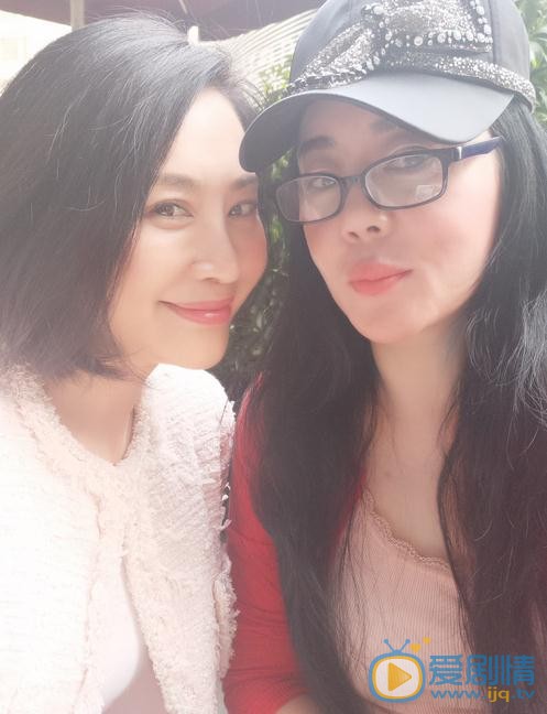 乔红与人合照 乔红高清写真_乔红高清剧照