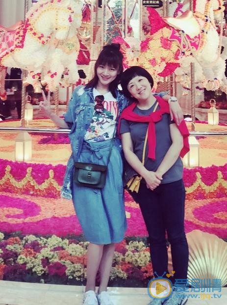 张钟仪与人合照 张钟仪高清写真_张钟仪高清剧照