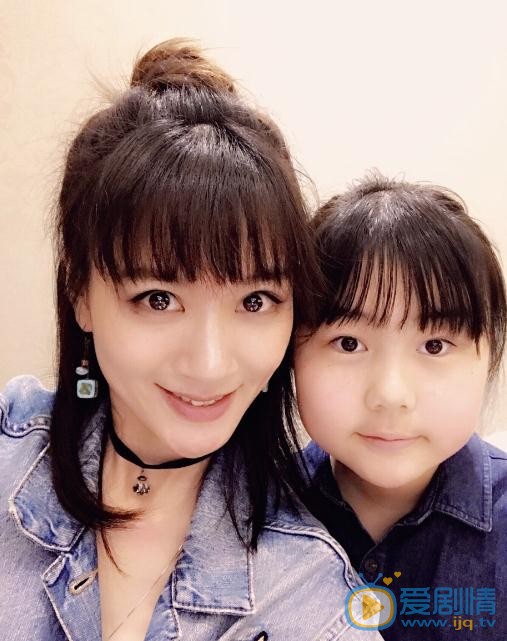 张钟仪与人合照 张钟仪高清写真_张钟仪高清剧照