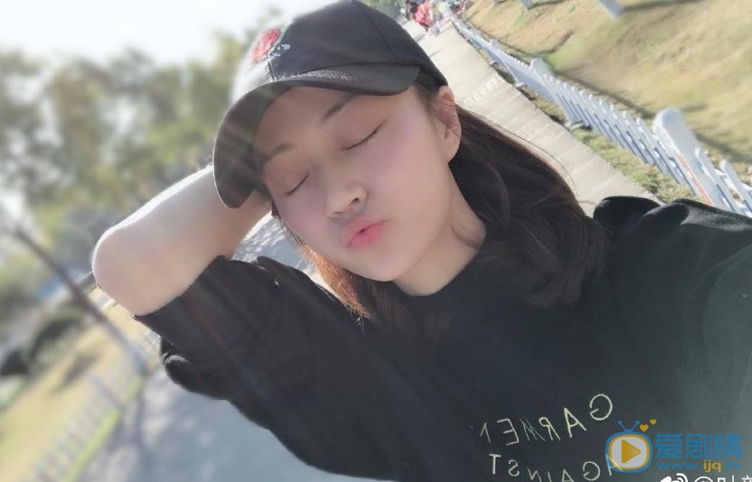 叶新晨嘟嘴卖萌照 叶新晨高清写真_叶新晨高清剧照