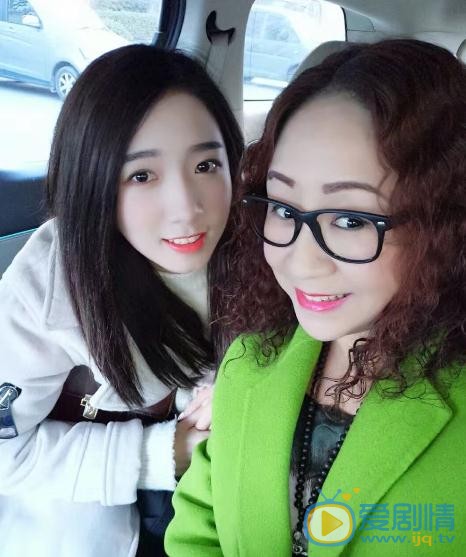 孟美岐与人合照 孟美岐高清写真_孟美岐高清剧照