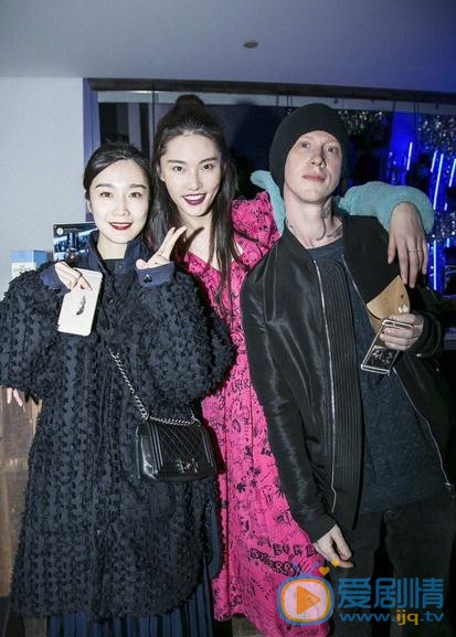 陈碧舸与人合照 陈碧舸高清写真_陈碧舸高清剧照