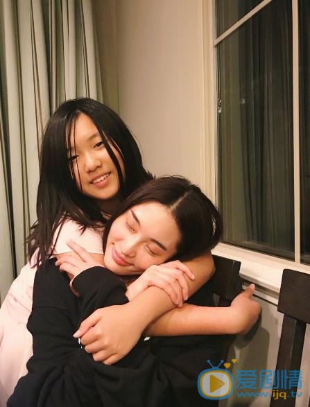 陈碧舸与人合照 陈碧舸高清写真_陈碧舸高清剧照