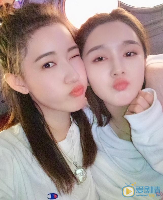 明子煜与人合照 明子煜高清写真_明子煜高清剧照
