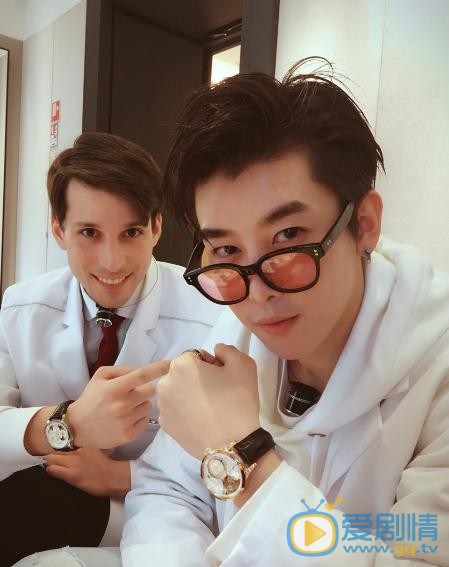 周艺轩与人合照 周艺轩高清写真_周艺轩高清剧照