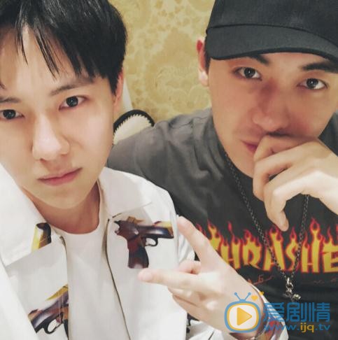 吕昀峰与人合照 吕昀峰高清写真_吕昀峰高清剧照