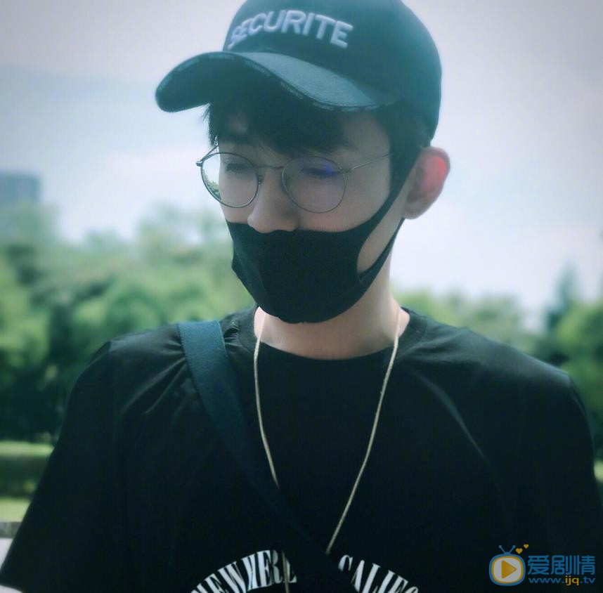朱一龙帅气自拍 朱一龙高清写真_朱一龙高清剧照