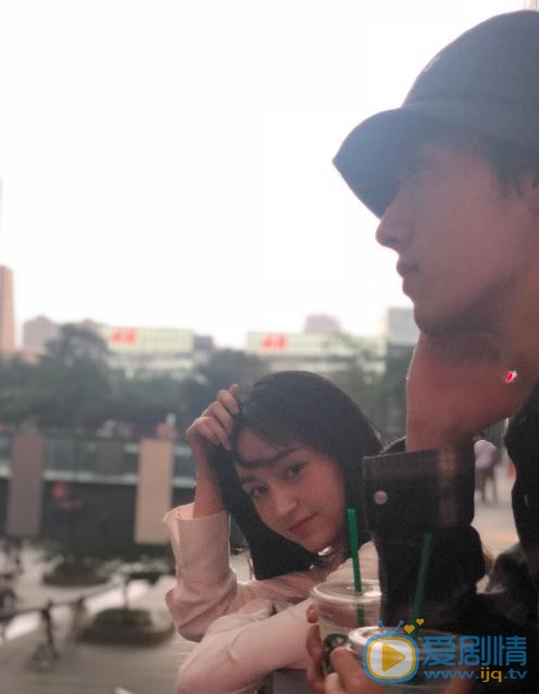 黄昊月与人合照 黄昊月高清写真_黄昊月高清剧照