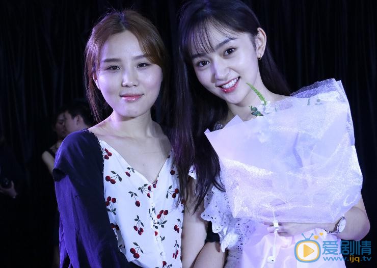 黄昊月与人合照 黄昊月高清写真_黄昊月高清剧照