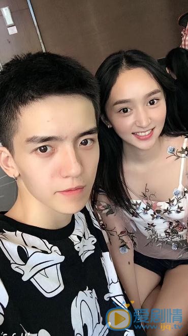 黄昊月与人合照 黄昊月高清写真_黄昊月高清剧照