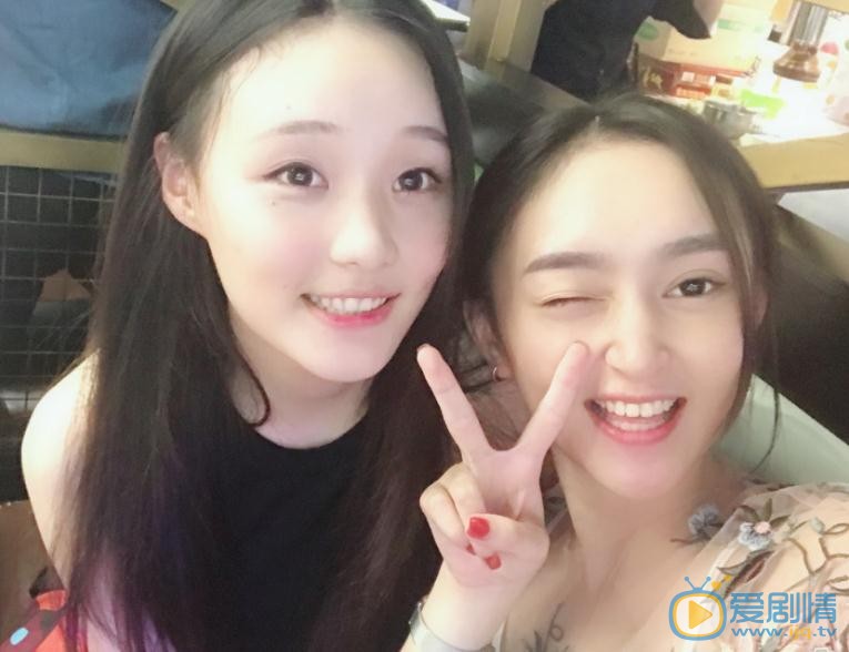 黄昊月与人合照 黄昊月高清写真_黄昊月高清剧照