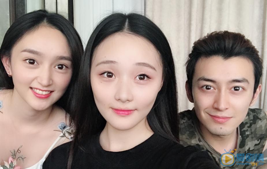 黄昊月与人合照 黄昊月高清写真_黄昊月高清剧照