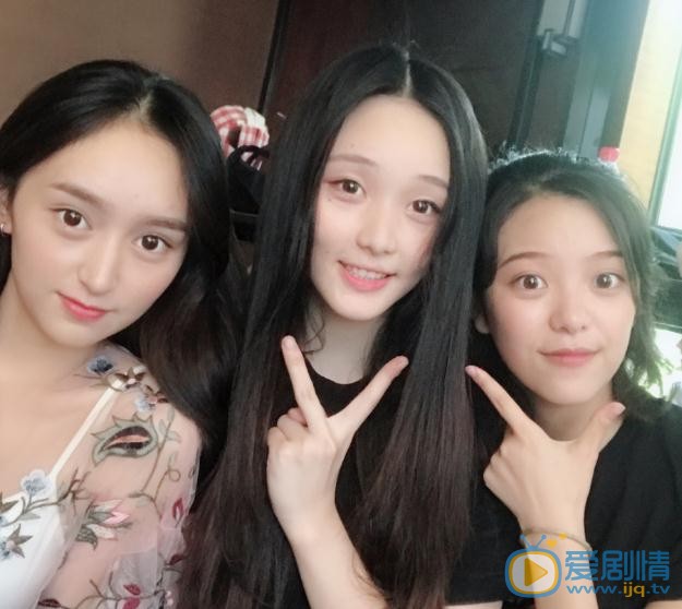 黄昊月与人合照 黄昊月高清写真_黄昊月高清剧照