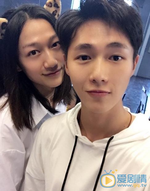 李明源与人合照 李明源高清写真_李明源高清剧照