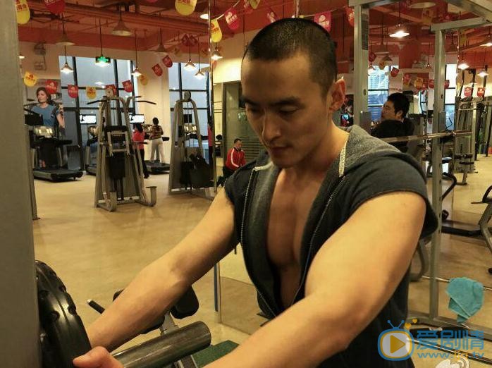 万沛鑫健身照 万沛鑫高清写真_万沛鑫高清剧照