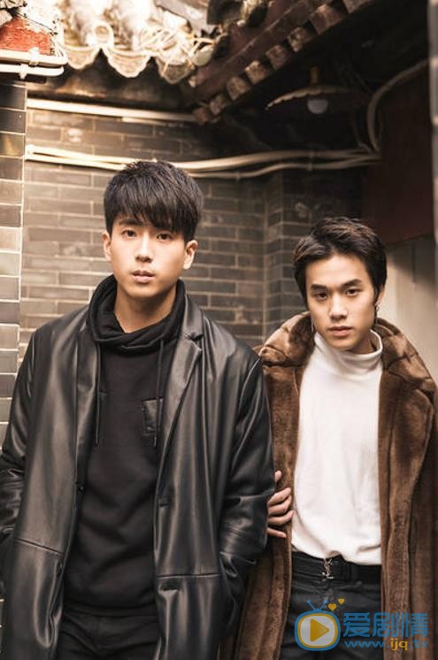 查侬散顶腾古与人合照 查侬散顶腾古高清写真_查侬散顶腾古高清剧照